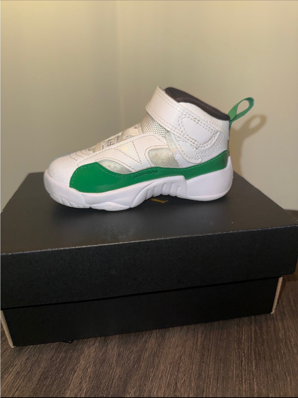 Kids Jordan’s White and Green Athletic High-Top Sneaker 6c